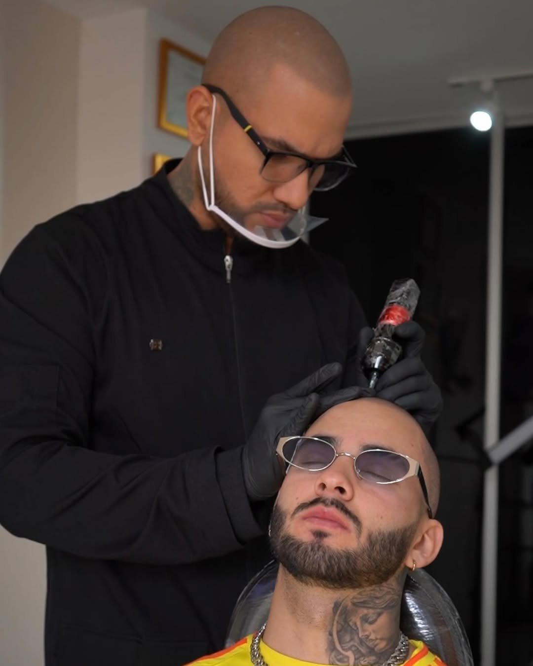 Daniel Ramírez realizando micropigmentación capilar - Especialista Pigment Pro Colombia